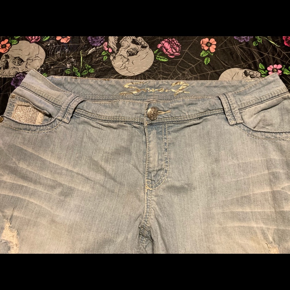 Cute denim distressed, embellished Seven7 capris - Picture 6 of 8
